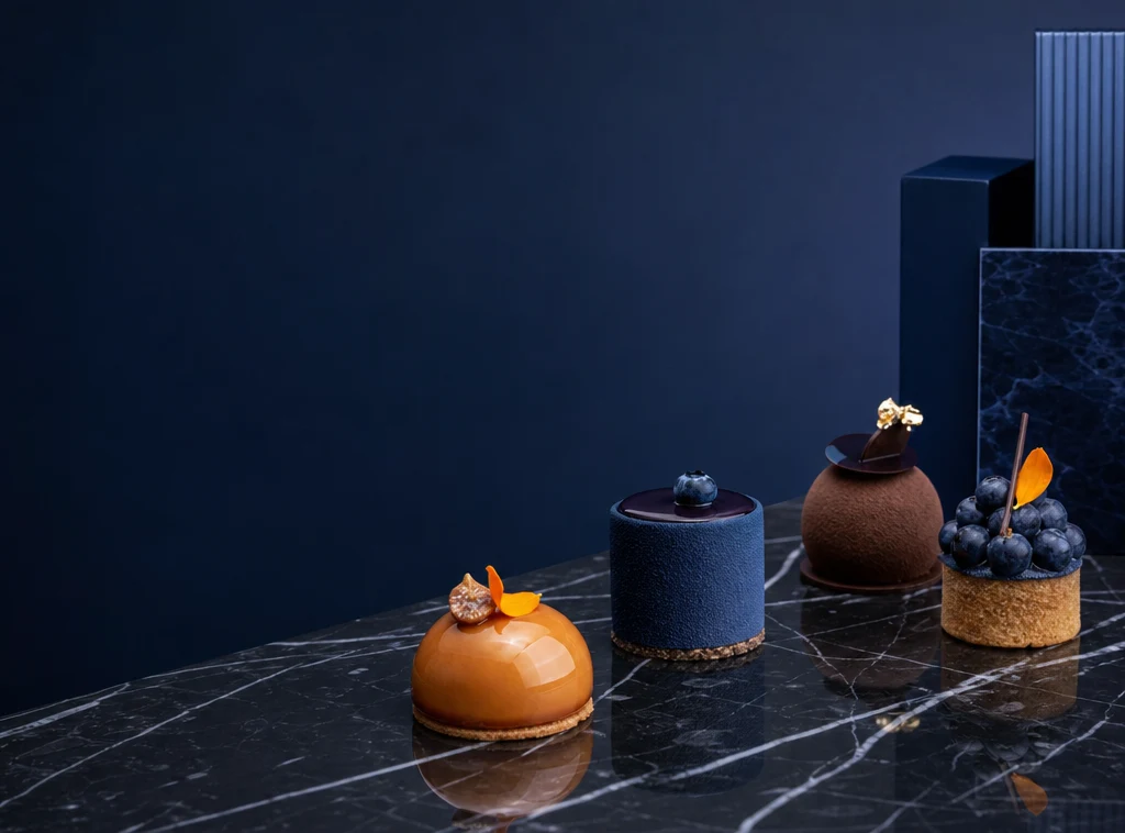 Vetrina di pasticceria con vassoi di dolci monoporzione e paste da colazione