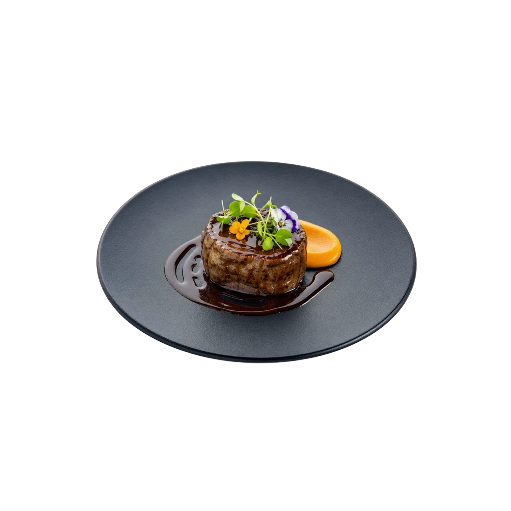 Brigata di cucina che prepara più portate contemporaneamente ai fornelli