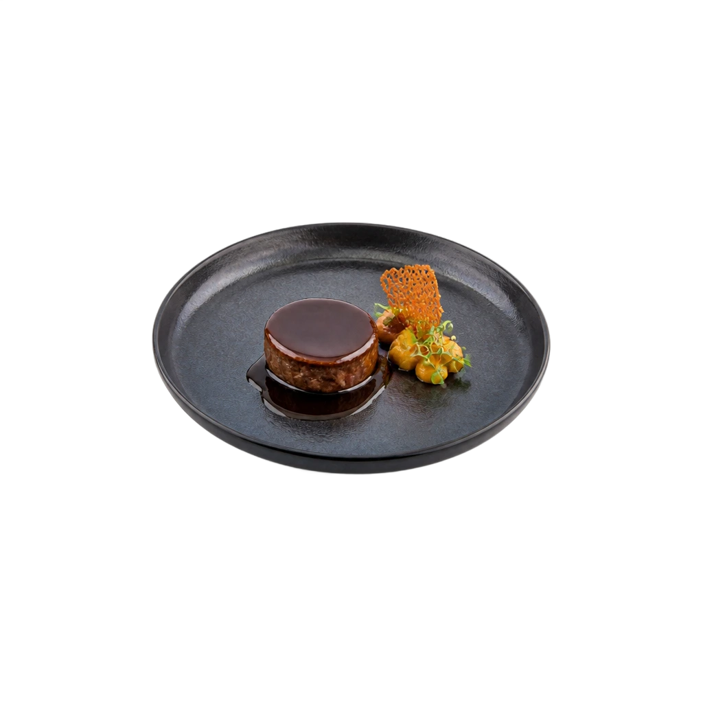 Dessert al cioccolato con guarnizione su piatto nero